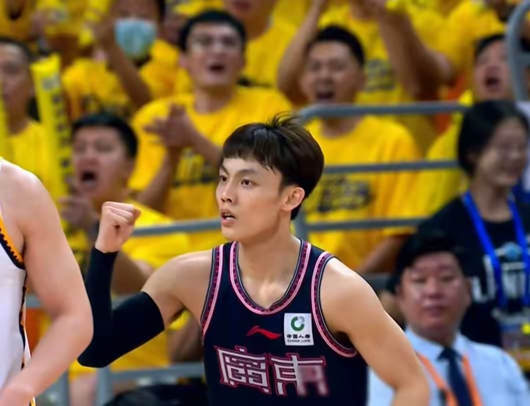 令人难以置信！球员突破限制逆袭掀翻对手的简单介绍