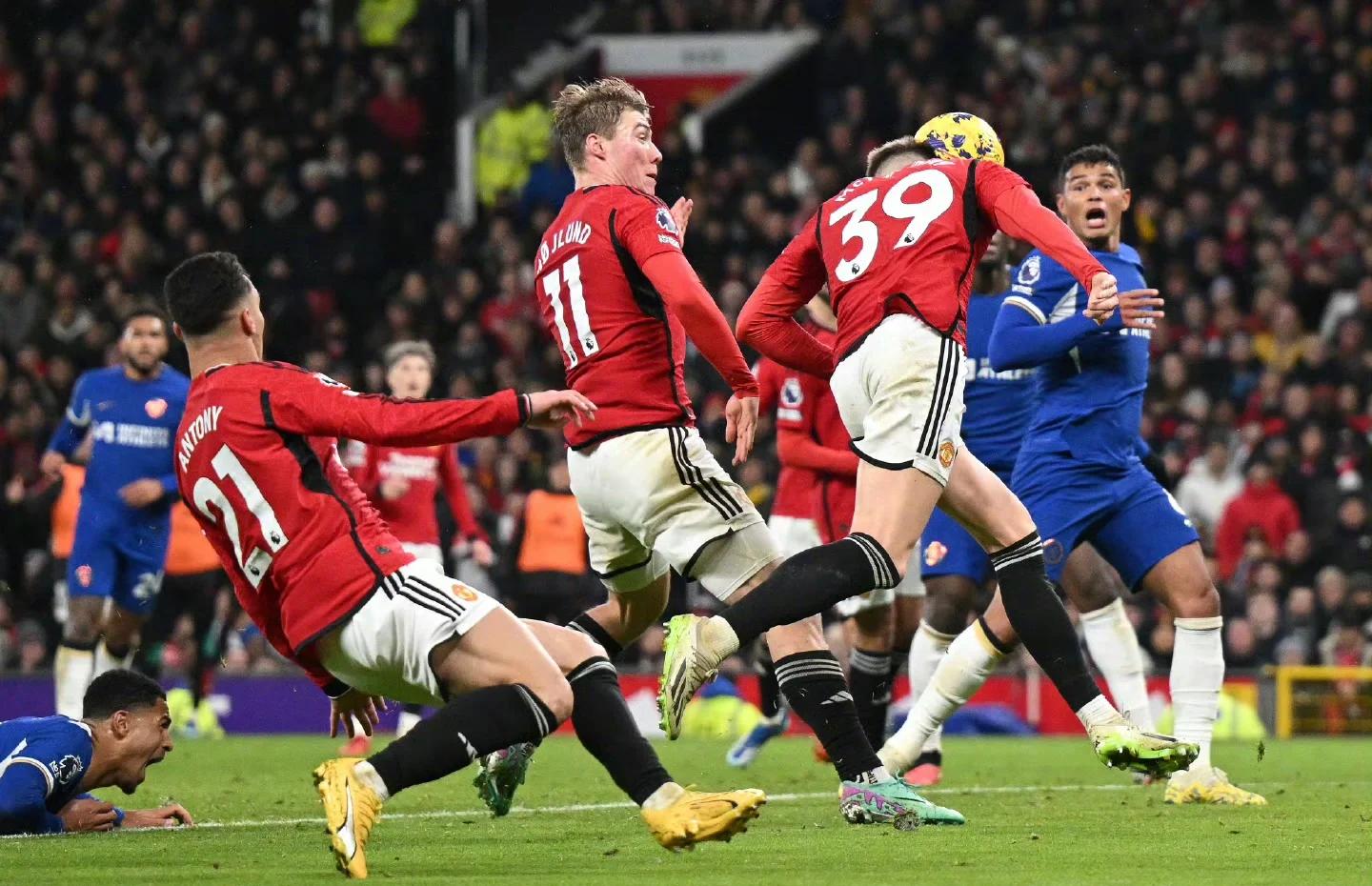 开云官网-曼联俱乐部豪取胜利,走向巅峰