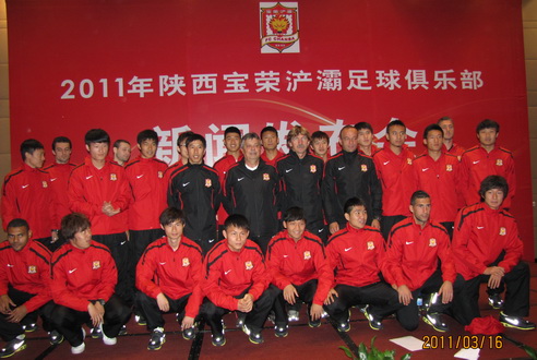 包含汉堡球迷抗议球队表现，俱乐部应对的词条