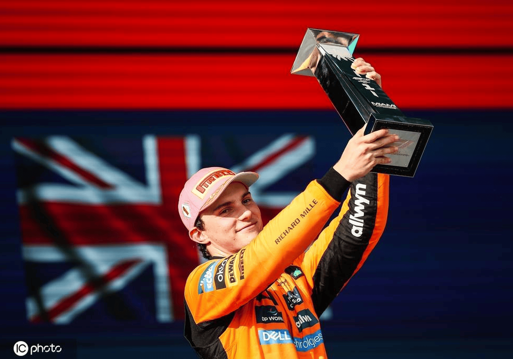 开云体育入口-梅赛德斯横扫红牛车队，皮亚斯特里点燃赛场