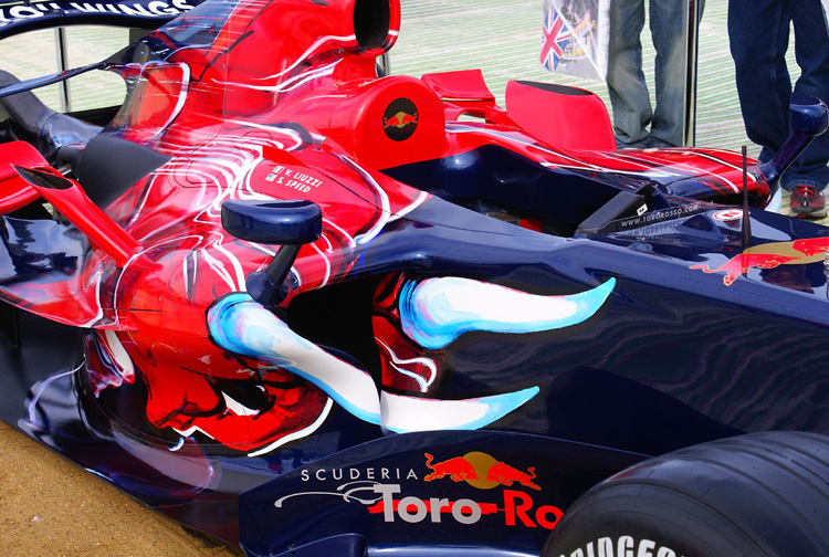 梅赛德斯横扫红牛车队，皮亚斯特里点燃赛场